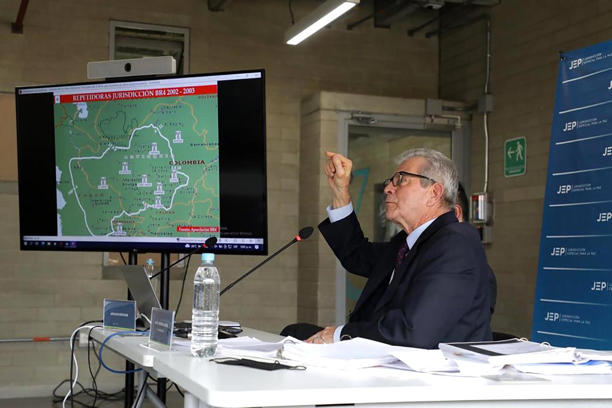 Le général Mario Montoya au cours de son audition devant la Juridiction spéciale pour la Paix (JEP), en Colombie.