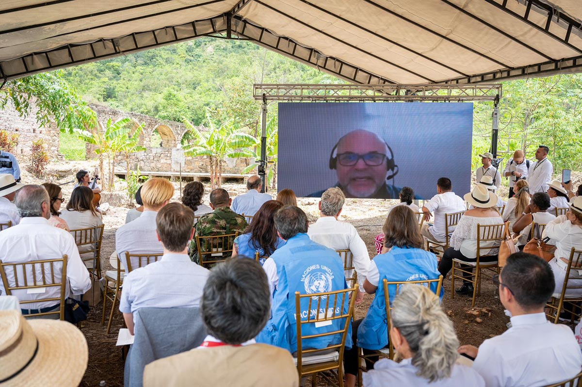 El Canciller Álvaro Leyva ha organizado eventos con antiguos jefes paramilitares como Salvatore Mancuso (cuyo discurso se proyecta en una pantalla ante un público al aire libre).