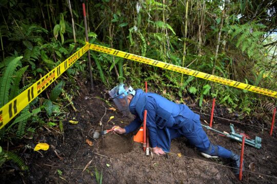 Justice restaurative et justice réparatrice en Colombie : état des lieux, presque 10 ans après les accords de paix de 2016. Photo : un démineur d'une équipe humanitaire en plein travail sur un chemin colombien.