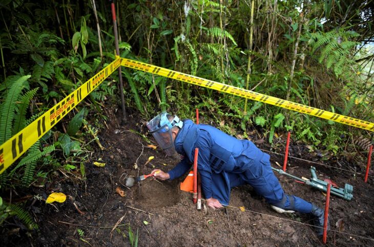 Justice restaurative et justice réparatrice en Colombie : état des lieux, presque 10 ans après les accords de paix de 2016. Photo : un démineur d'une équipe humanitaire en plein travail sur un chemin colombien.