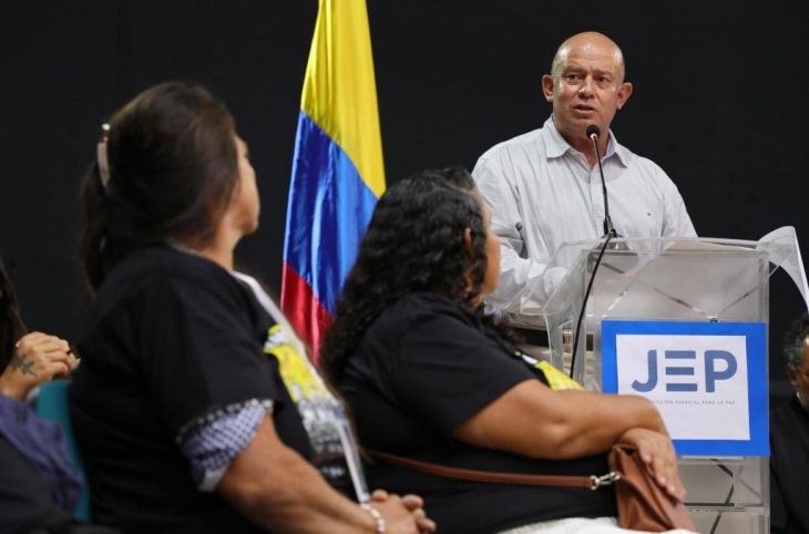 Colonel Rubén Darío Castro speaks to victims of 