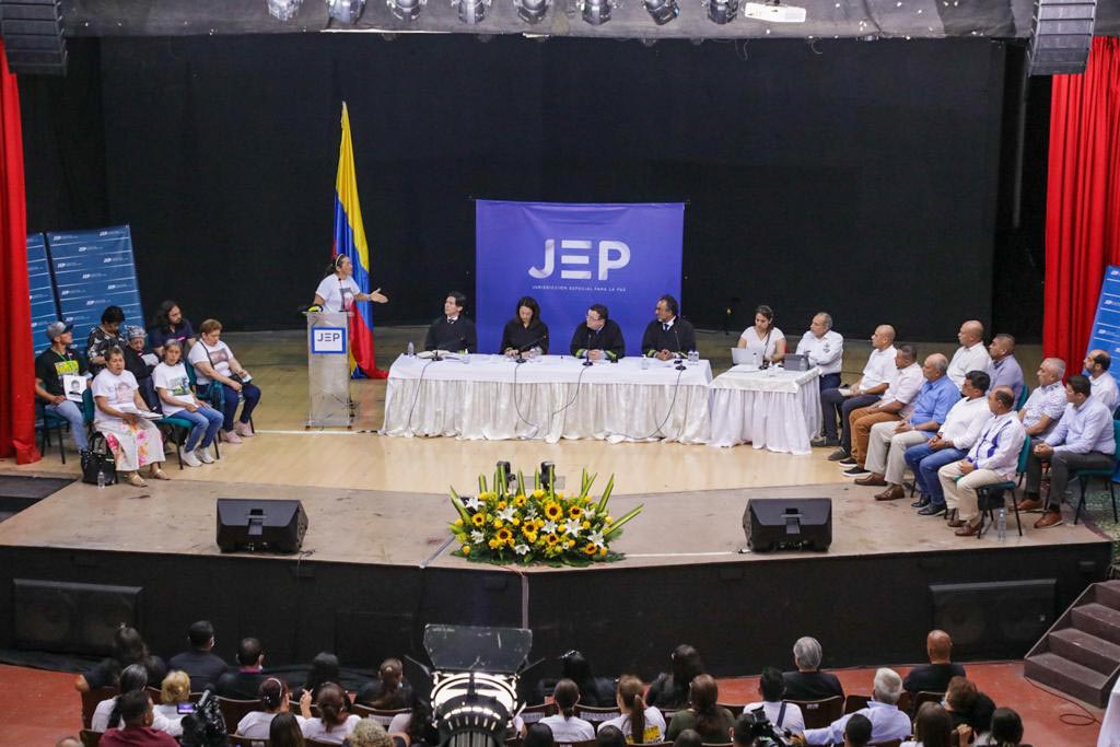 Vue d'ensemble d'un événement de la Juridiction spéciale pour la paix (JEP) confrontant des militaires colombiens avec des victimes.