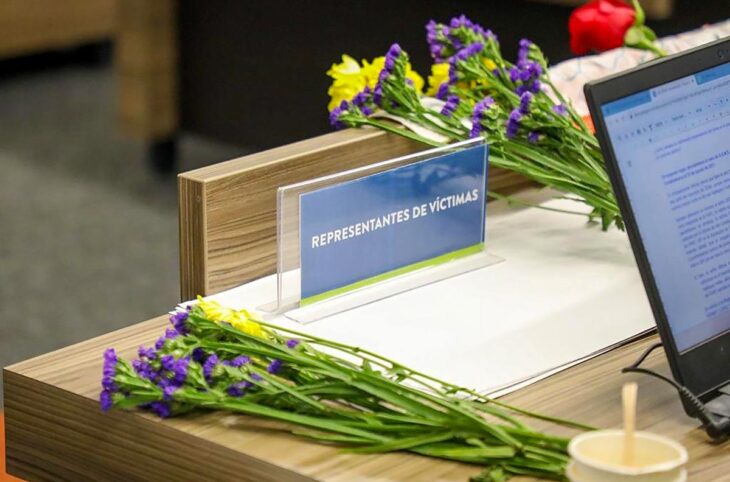 Colombia's Special Jurisdiction for Peace (JEP) seeks the truth for victims of FARC kidnappings. Photo: before JEP, flowers and a computer are placed on the desk of the victims' representatives.