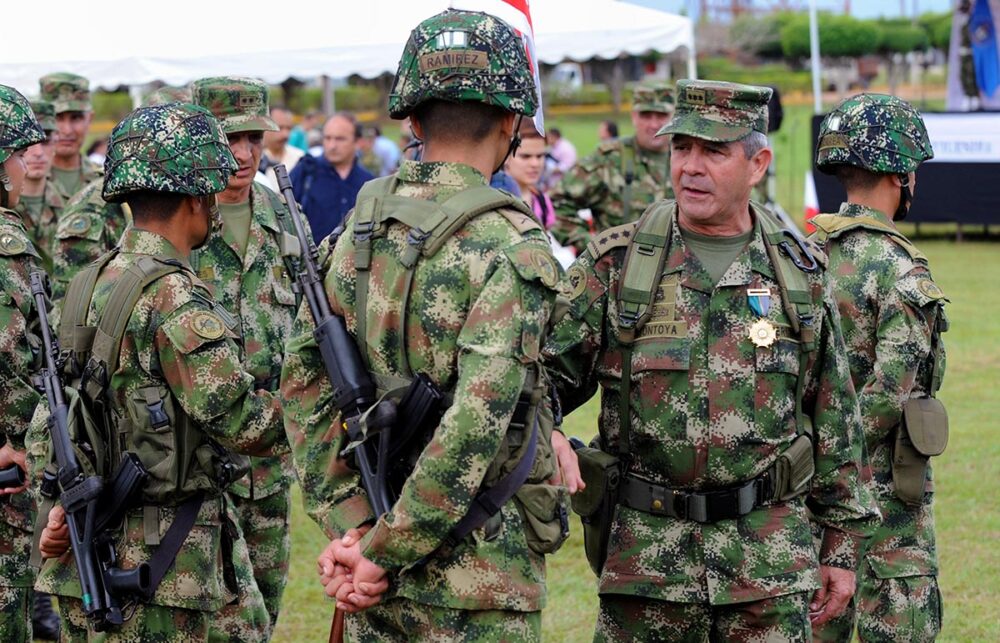 Motoya se enfrenta a la justicia en la JEP - El general Mario Montoya pasa revista a los soldados en Colombia
