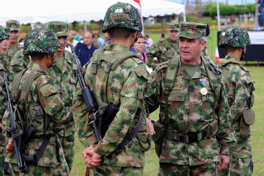 Motoya se enfrenta a la justicia en la JEP - El general Mario Montoya pasa revista a los soldados en Colombia