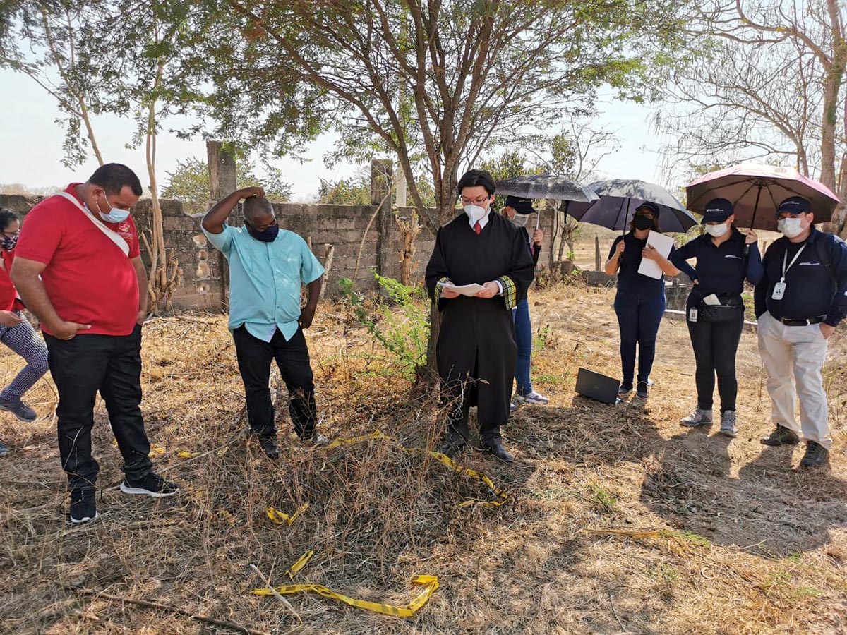 Judge Oscar Parra (JEP) and others undertake excavations in a cemetery