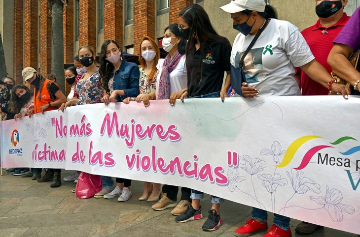 Des femmes tiennent une banderole sur laquelle est écrit en espagnol : 