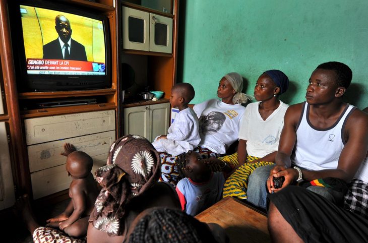 Une famille ivoirienne regarde une retransmission télévisée de Laurent Gbagbo devant la Cour pénale internationale (CPI).