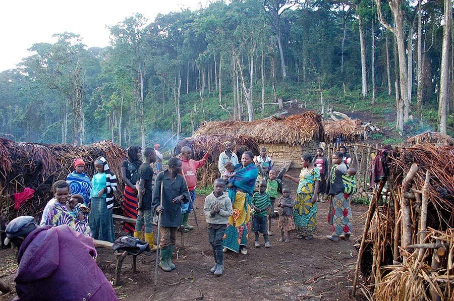 Autochtones Twa dans leur village au Congo