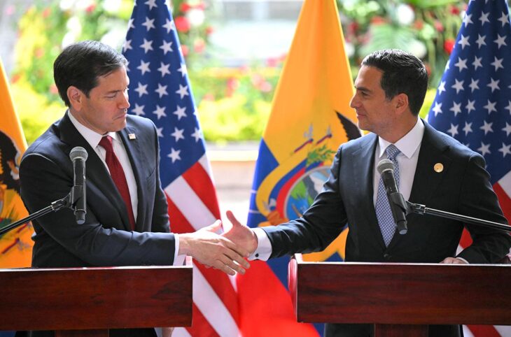Le secrétaire d’État américain Marco Rubio a profité d'une tournée diplomatique sud-américaine pour tenter de convaincre les États de se retirer de la Cour pénale internationale (CPI). Photo : Rubio serre la main de Roberto Kury (ministre des affaires étrangères) en Équateur.