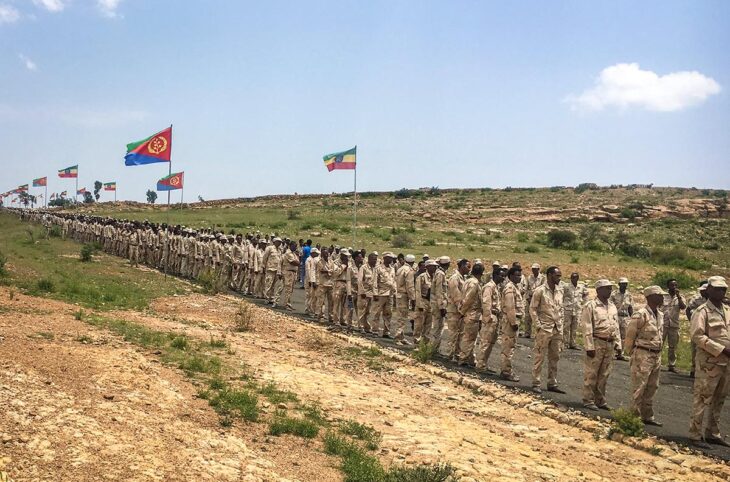 L’Érythrée vit depuis des décennies sous l'autorité d'une dictature où le service militaire obligatoire est à durée indéterminée. Photo : des soldats érythréens sont alignés à la frontière avec l’Éthiopie