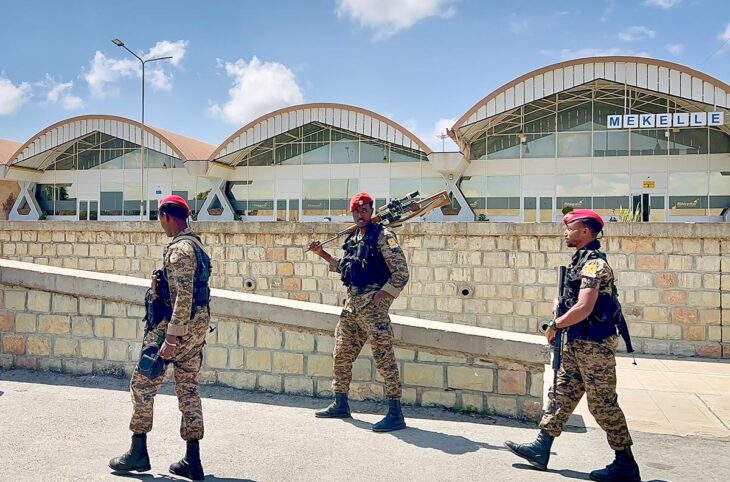 Trois combattants des Forces de défense nationales éthiopiennes patrouillent devant l'aéroport de Mekelle en Éthiopie.
