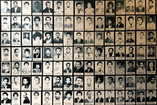 Assemblage de portraits (archives) de victimes de la "Terreur rouge" en Ethiopie.