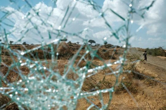 La justice transitionnelle en Éthiopie est en échec - Photo : une femme traverse une route vue d'un camion militaire dont la vitre est brisée, dans la région du Tigré.