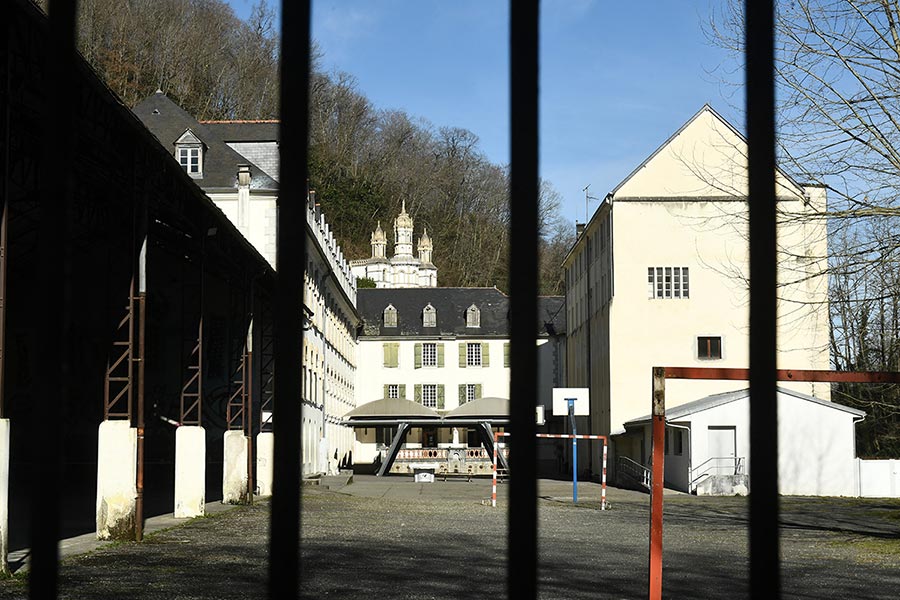 Vue d'ensemble de « Le Beau Rameau », établissement catholique français (anciennement nommé « Bétharram ») regroupant un collège et un lycée à Lestelle-Bétharram.