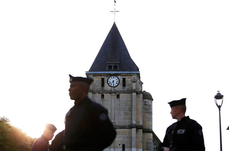 Des gendarmes postés devant une église