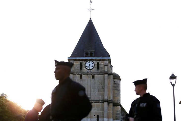 Des gendarmes postés devant une église
