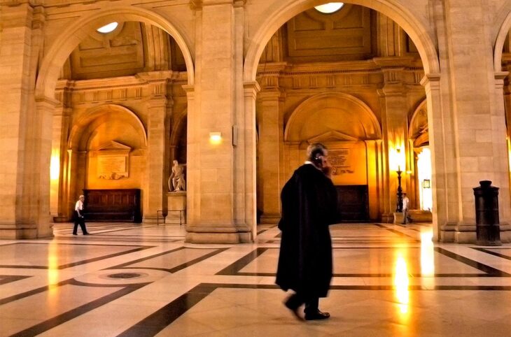 Photo : un avocat traverse la Salle des pas perdus du Palais de justice de Paris (France).