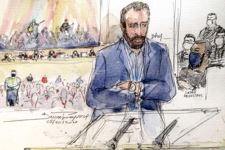 Drawing illustrating Arthur Denouveaux testifying on the stand during the trial of the November 13, 2015 attacks in Paris. In the background, the Bataclan concert is projected on a wall above the judges and the audience. Salah Abdeslam (the main defendant) also appears in the image.