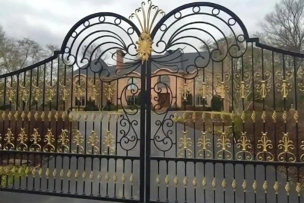 Une propriété de l'ex-dictateur gambien Yahya Jammeh aux États-Unis (Potomac/Maryland) devrait être saisie pour profiter aux victimes gambiennes de son régime, au titre des réparations. Photo : la maison (de type manoir) de Jammeh est vue de face derrière un portail en fer forgé.
