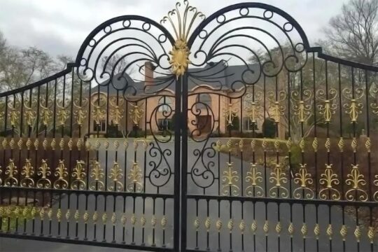 A property owned by the former Gambian dictator Yahya Jammeh in the United States (Potomac/Maryland) should be seized to benefit the Gambian victims of his regime, as part of reparations. Photo: Jammeh's mansion is seen from the front behind a wrought iron gate.