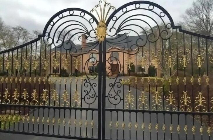 Une propriété de l'ex-dictateur gambien Yahya Jammeh aux États-Unis (Potomac/Maryland) devrait être saisie pour profiter aux victimes gambiennes de son régime, au titre des réparations. Photo : la maison (de type manoir) de Jammeh est vue de face derrière un portail en fer forgé.
