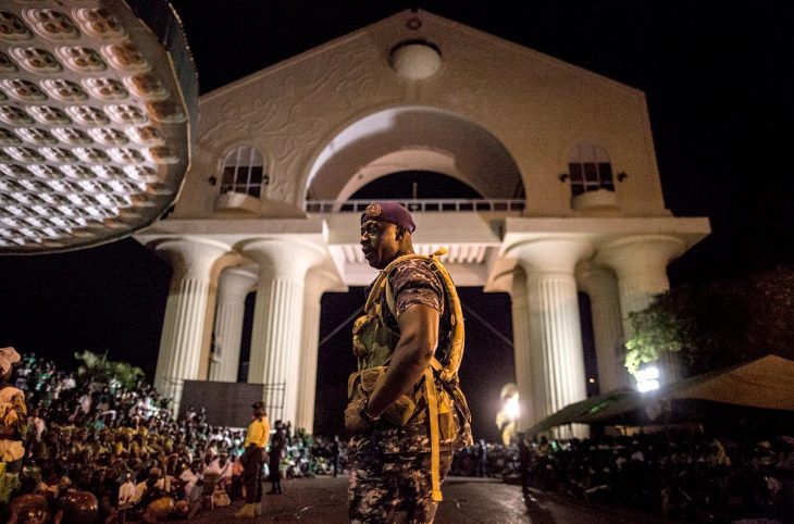 Soldat devant l'Arc 22 à Banjul (Gambie)