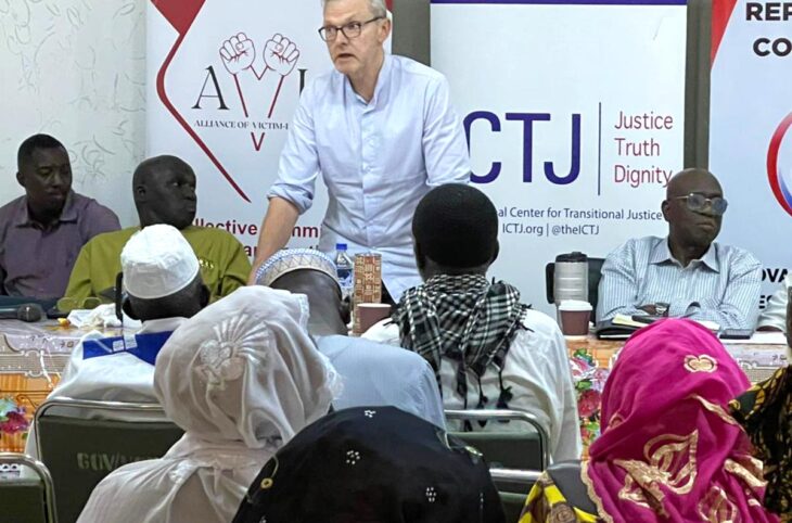 Martin Hackett, le nouveau procureur du tribunal spécial en création en Gambie, lors de sa tournée de sensibilisation à travers le pays.