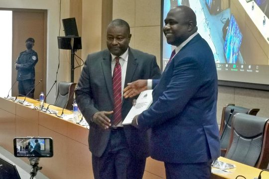 Le ministre gambien de la justice Dawda Jallow et Emmanuel Joof présentent un livre blanc lors d'une conférence de presse