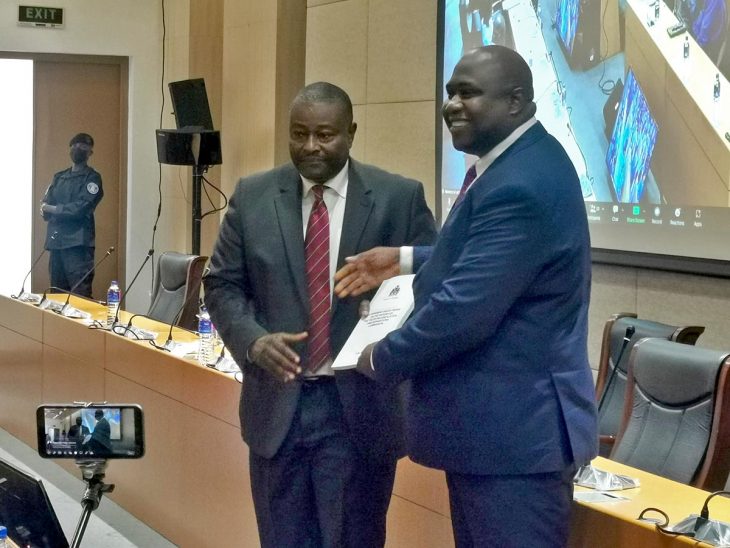 Le ministre gambien de la justice Dawda Jallow et Emmanuel Joof présentent un livre blanc lors d'une conférence de presse