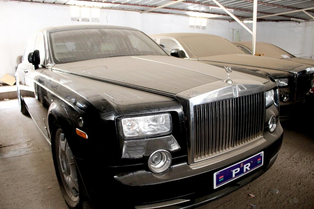 En Gambie, les réparations des victimes pour les crimes commis par le dictateur exilé Yahya Jammeh, sont chaotiques, avec de nombreuses irrégularités et retards. Photo : une Rolls Royce ayant appartenu à Jammeh (ses biens devraient être saisis pour participer aux réparations) est recouverte de poussière dans un garage, à côté d'autres véhicules de luxe.