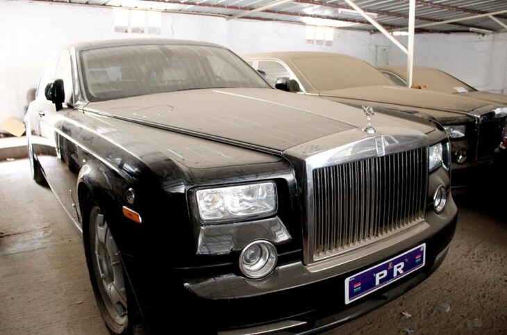 En Gambie, les réparations des victimes pour les crimes commis par le dictateur exilé Yahya Jammeh, sont chaotiques, avec de nombreuses irrégularités et retards. Photo : une Rolls Royce ayant appartenu à Jammeh (ses biens devraient être saisis pour participer aux réparations) est recouverte de poussière dans un garage, à côté d'autres véhicules de luxe.