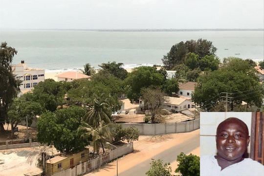 Le siège de l’Agence nationale du renseignement (NIA) gambienne vue de haut. Portrait d'Ebrima Solo Sandeng en médaillon.