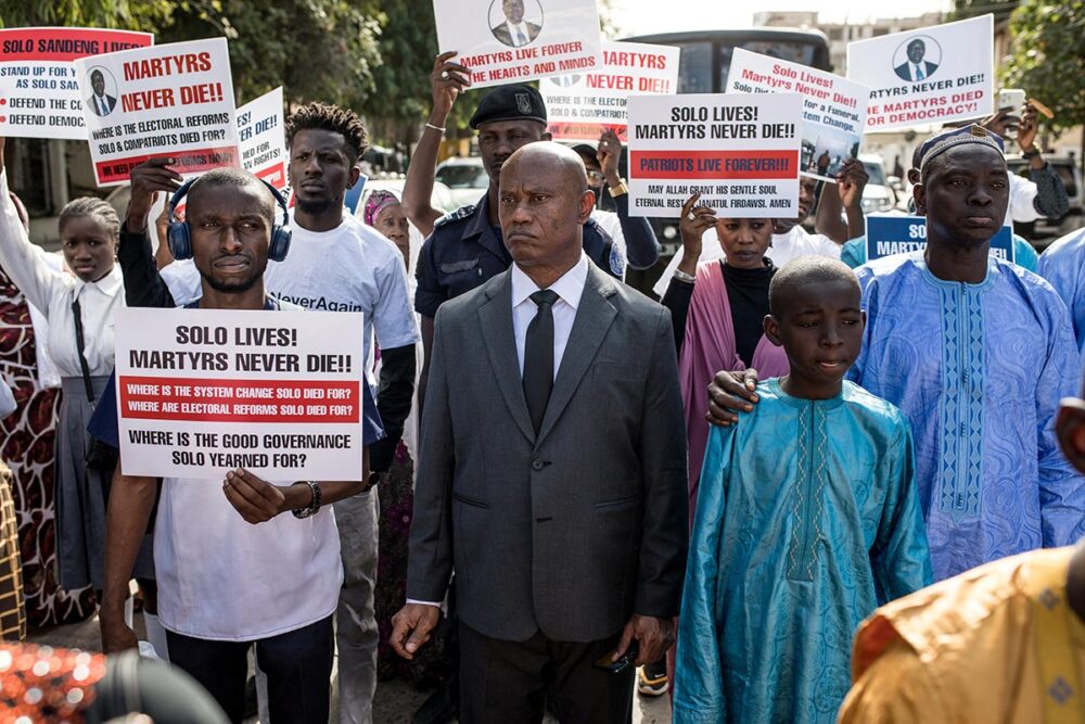 Solo Sandeng, leader de l'opposition en Gambie, est décédé en prison suite à son arrestation lors d'une manifestation en 2016. Photo : manifestation des proches de Sandeng lors de ses funérailles officielles en 2023.