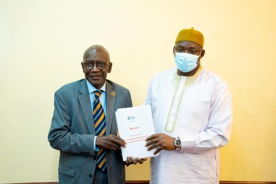 Lamin Sise (président de la Commission vérité, réconciliation et réparations de Gambie) présente le rapport final de la TRRC à Adama Barrow (président de la Gambie).
