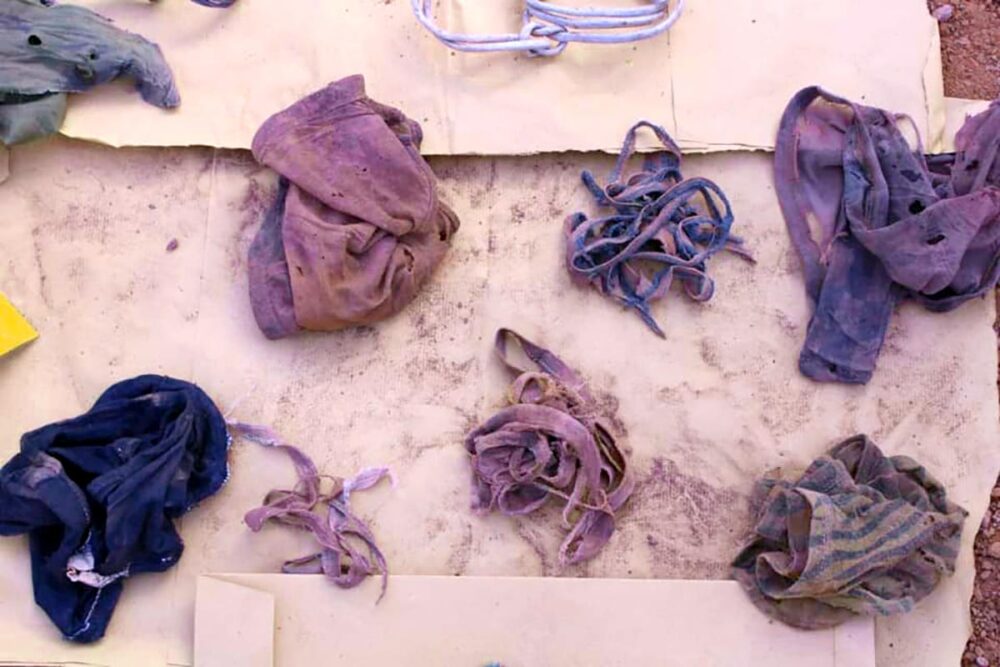 Exhumations en Gambie - Morceaux de tissus déterrés d'une tombe au camp militaire de Yundum