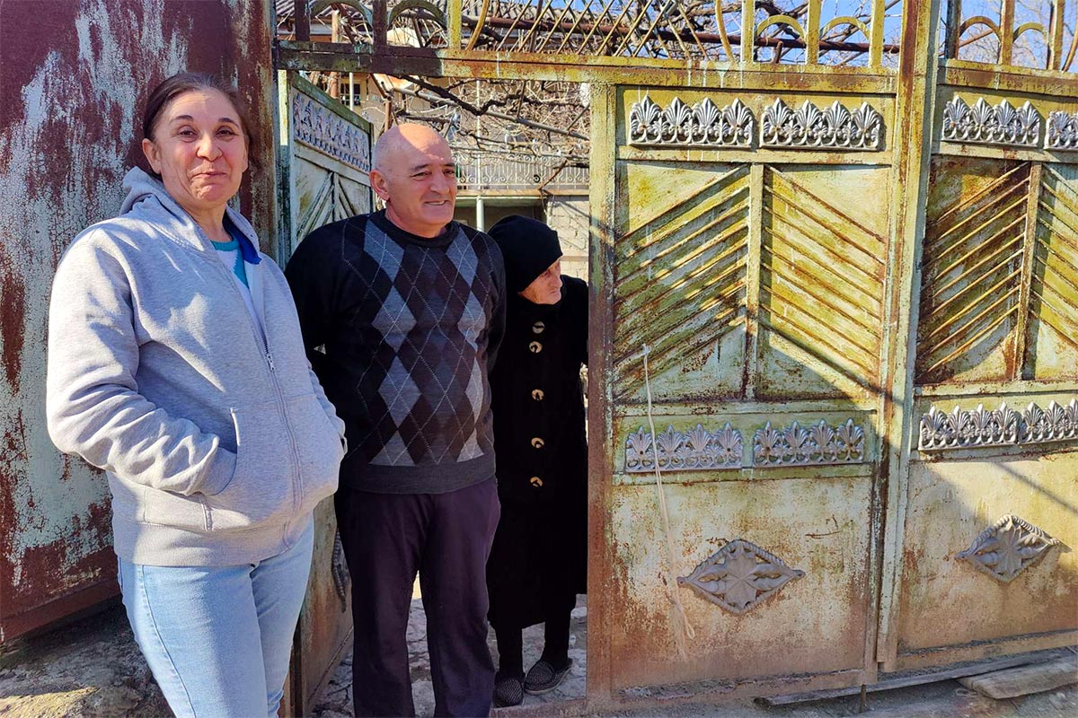 Victim of the war in Georgia and beneficiary of the International Criminal Court (ICC) Trust Fund for Victims assistance programme. Photo : Mevloud Kharazishvili, Elsa Gagaladze and Olia Tsarazishvili in front of the gate of their house in the Georgian hamlet of Tchvrinisi.