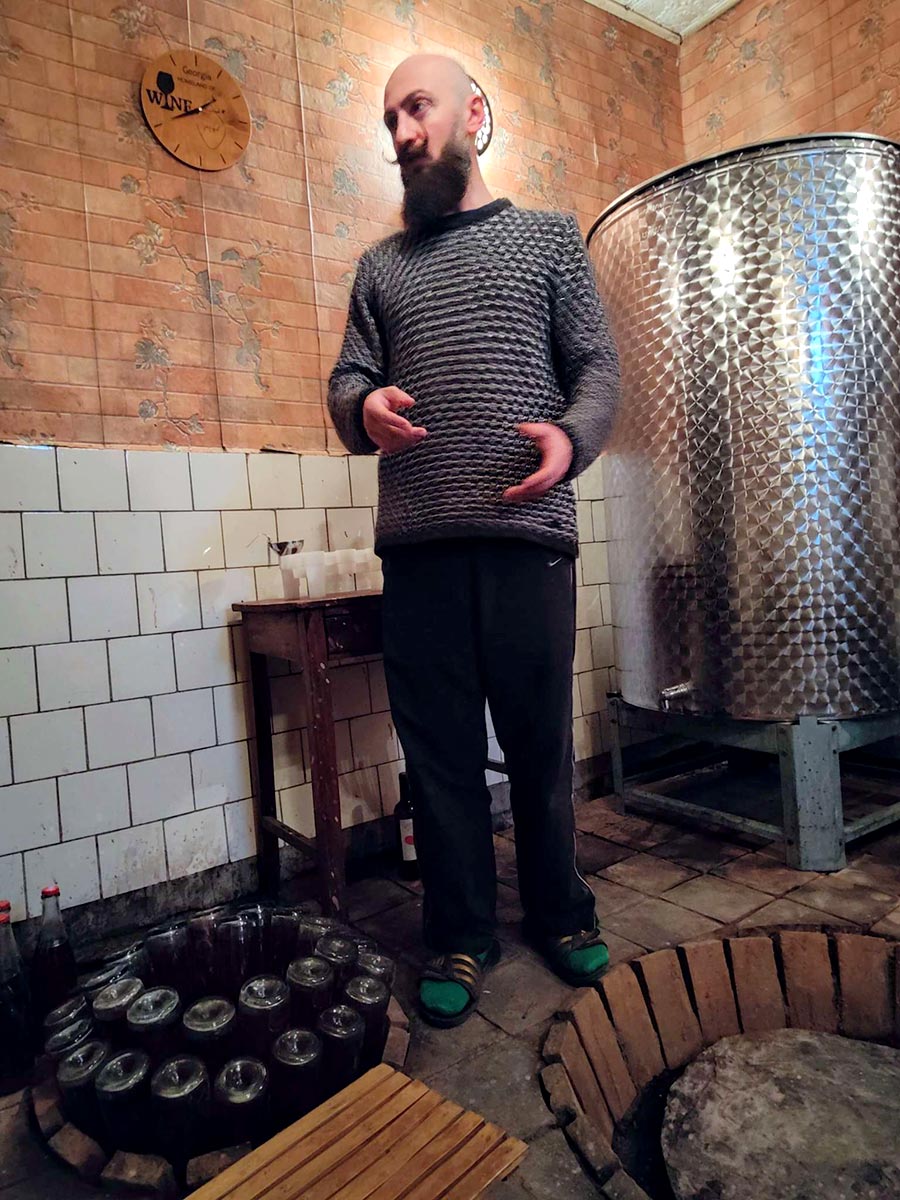 Nika Jeiranashvili explique le procédé de vinification du vin naturel qu'il produit en Géorgie. Après avoir longtemps été un expert en justice internationale, il s'est reconverti dans les vignobles.