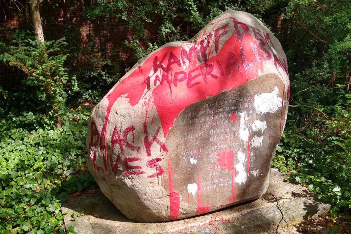 "Black lives" et "Lutte contre l'impérialisme" inscrits sur la "pierre Herero" du cimetière de Columbiadamm, en Allemagne.