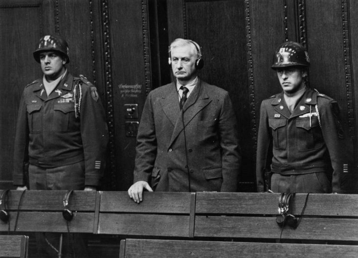 Frederick Flick (patron de l’entreprise Flick) se tient debout lors de sa condamnation au procès de Nuremberg en Allemagne.