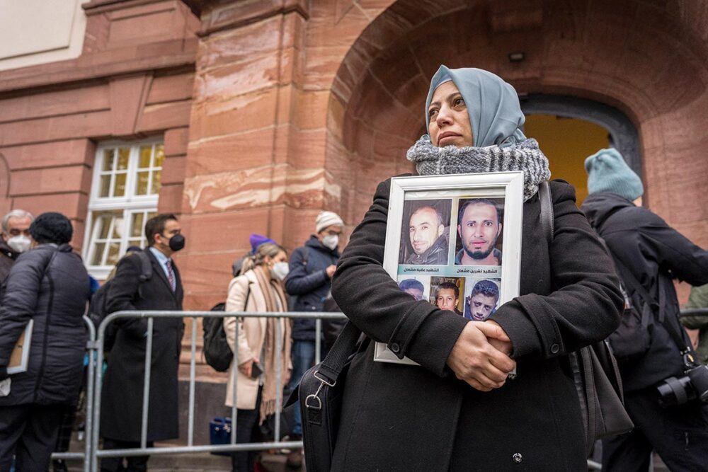 Disparitions forcées : l'Allemagne cherche sa place en matière de droit international - Une proche de victimes syriennes manifeste devant le tribunal de Coblence.
