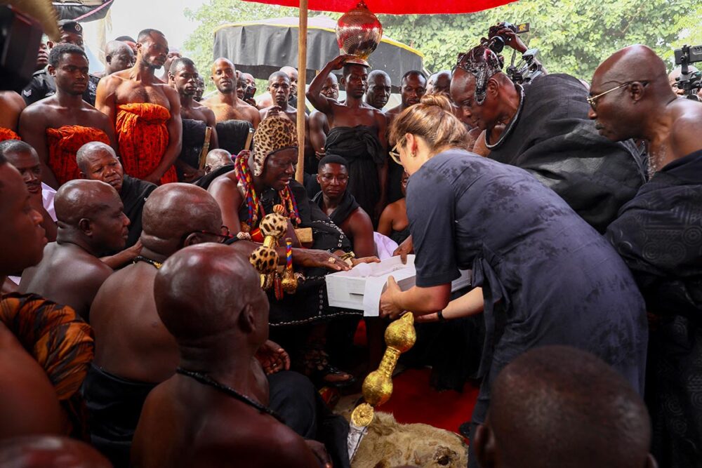 Restitution d'objets d'art royaux (en or) au roi Asante du Ghana.