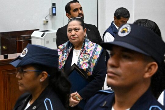 Consuelo Porras, la procureure générale du Guatemala, est entourée d'agents en uniforme lors d'une réunion.