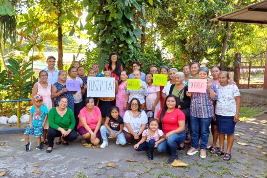 Au Guatemala, des membres de familles victimes de disparitions forcées célèbrent le verdict dans un procès en Belgique.