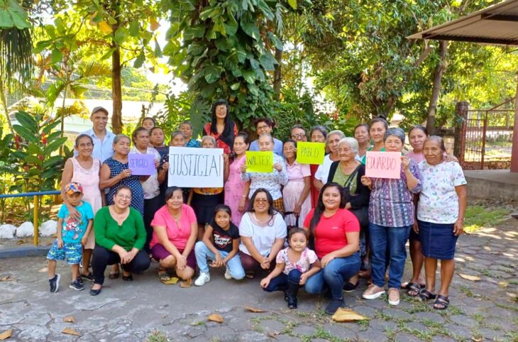 Au Guatemala, des membres de familles victimes de disparitions forcées célèbrent le verdict dans un procès en Belgique.