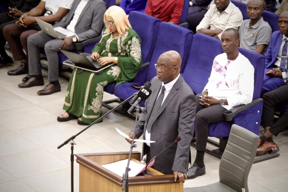 Le docteur Hassane Bah (médecin légiste) expose l'horreur du massacre à Conakry en 2009, lors du 