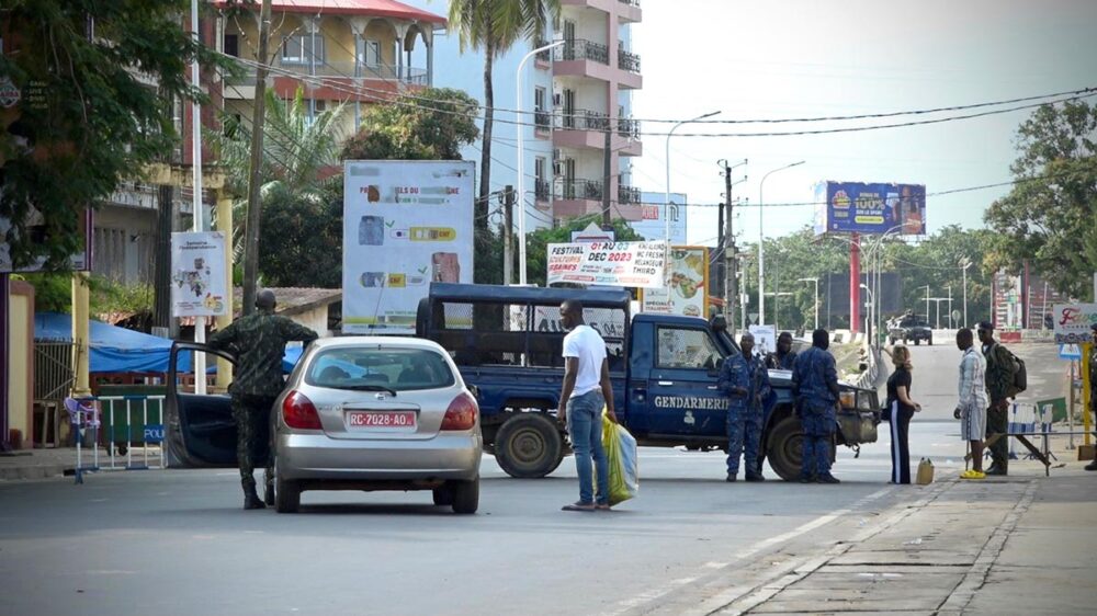In Guinea, defendants in the 28 September trial escape. Photo: Guinean security forces set up a roadblock in Kaloum, near Conakry, where the prisoners are being held during their trial.