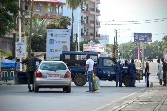 In Guinea, defendants in the 28 September trial escape. Photo: Guinean security forces set up a roadblock in Kaloum, near Conakry, where the prisoners are being held during their trial.