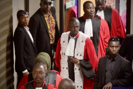 Reprise des audiences au procès du 28 Septembre à Conakry (Guinée). Photo : des magistrats rentrent dans la salle d'audience.