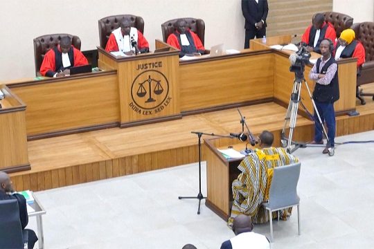 L'accusé Moussa Dadis Camara fait face (on le voit de dos) aux juges lors du procès du 28 septembre en Guinée (Conakry).